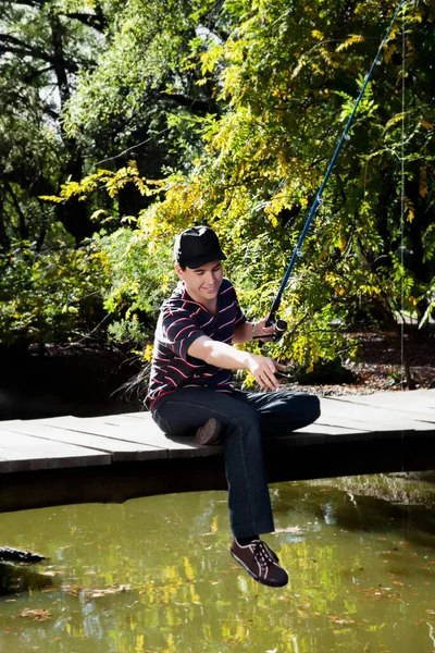 Uomo Pesca Sul Lago — Foto Stock