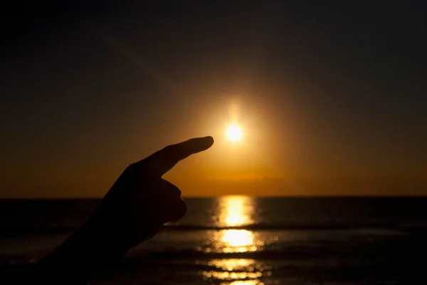 Hand Hält Einen Sonnenuntergang Strand — Stockfoto