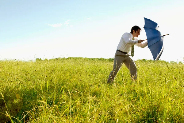 Férfi Esernyővel Mezőn — Stock Fotó