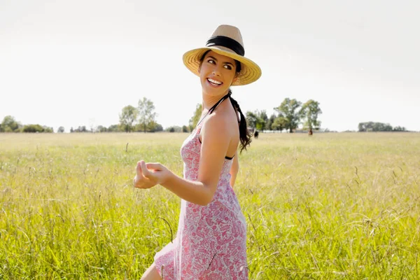 Jonge Vrouw Hoed Stro Jurk Wandelen Het Veld — Stockfoto