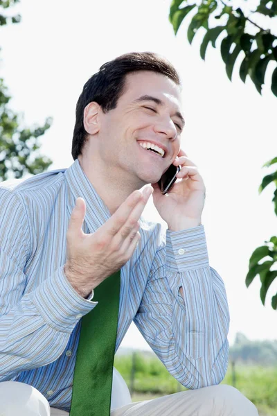 Jovem Falando Telefone — Fotografia de Stock