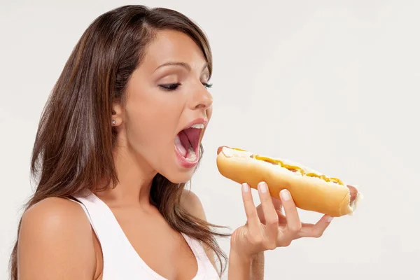 Mujer Joven Con Una Hamburguesa Sobre Fondo Blanco —  Fotos de Stock