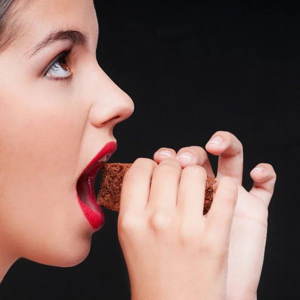 Jovem Mulher Comer Chips Chocolate Fundo Branco — Fotografia de Stock