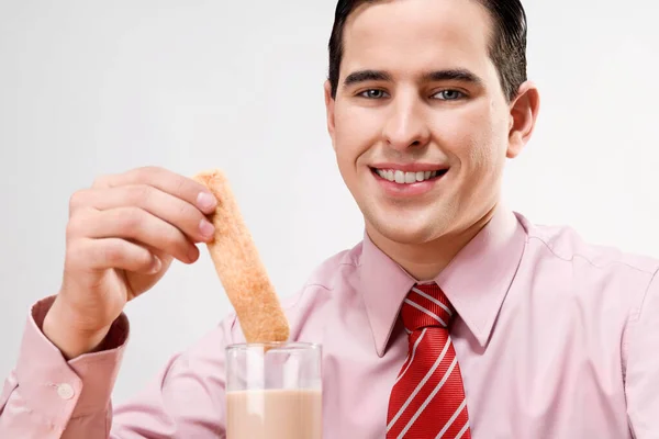 Bir Fincan Kahve Beyaz Arka Planda Bir Bardak Sütle Genç — Stok fotoğraf