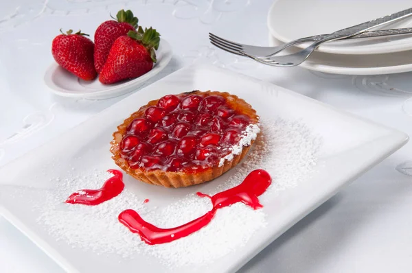 Νόστιμη Πίτα Φράουλα Φράουλες Και Σμέουρα Λευκό Πιάτο — Φωτογραφία Αρχείου