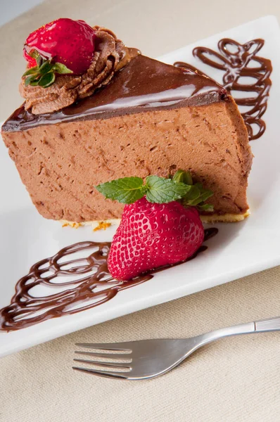 Schokoladenkuchen Mit Erdbeeren Und Minze — Stockfoto