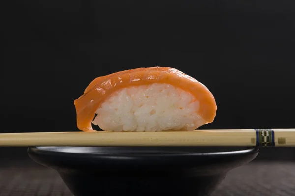 Sushi Con Salmone Bacchette Fondo Nero — Foto Stock