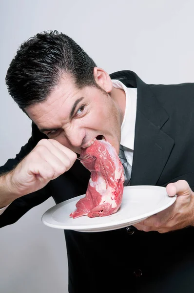 Homem Comendo Sanduíche Com Uma Faca — Fotografia de Stock