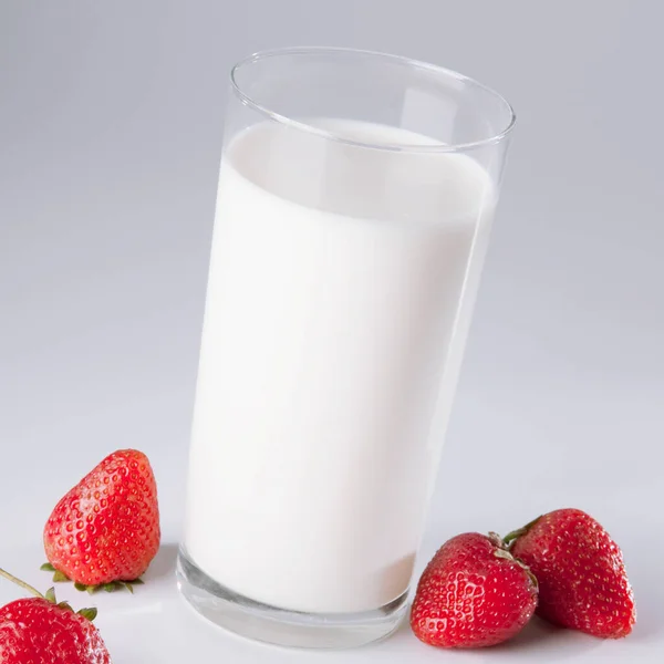 Склянка Молока Свіжа Полуниця Білому Тлі — стокове фото