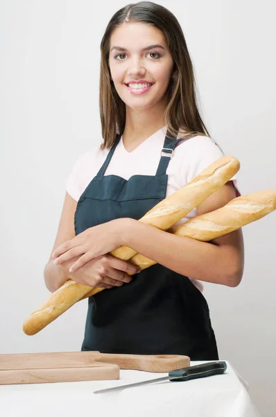 Jovem Mulher Avental Segurando Uma Bandeja Com Fundo Branco — Fotografia de Stock