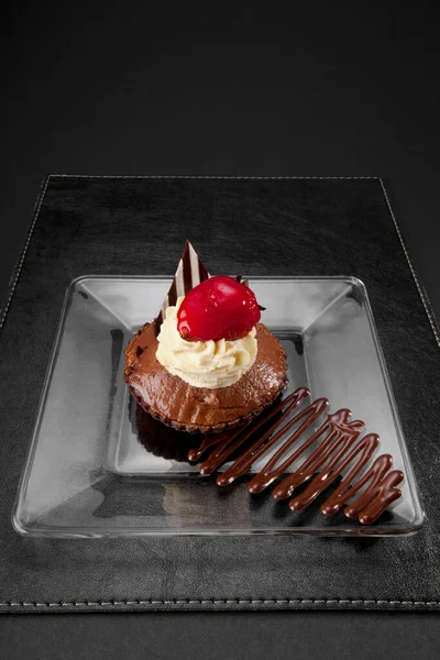 Шоколадный Торт Сливками Ягодами Черном Фоне — стоковое фото