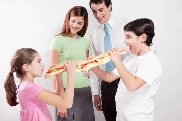 Grupo Amigos Comiendo Pizza Juntos —  Fotos de Stock