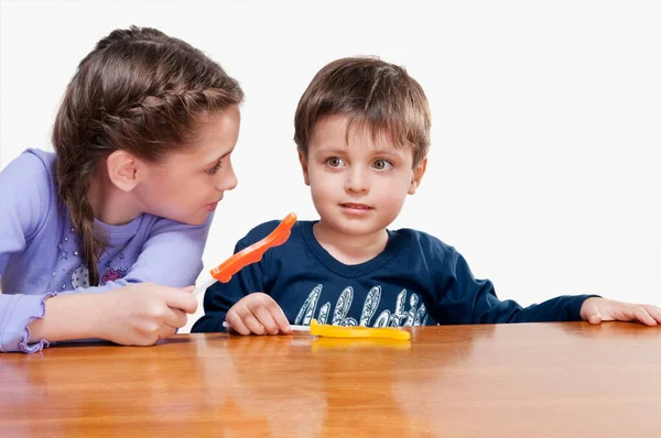 Duas Crianças Brincando Com Quebra Cabeça Brinquedo — Fotografia de Stock