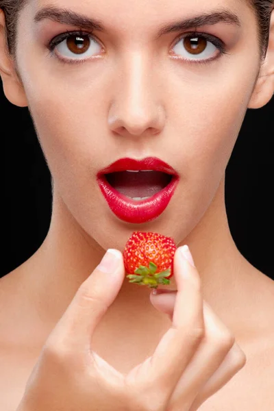Vacker Kvinna Med Röda Läppar Och Jordgubbar — Stockfoto