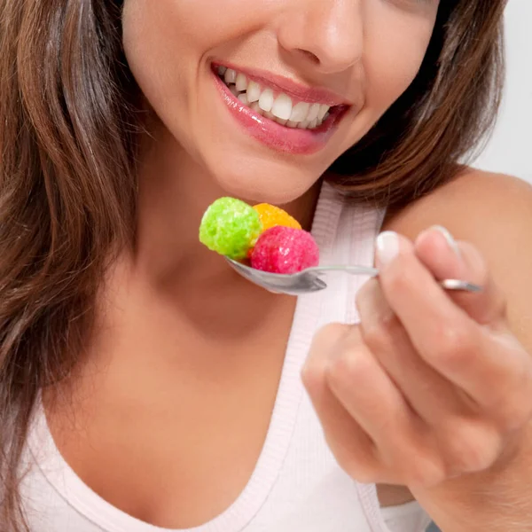 Giovane Donna Che Mangia Cibo Sano — Foto Stock