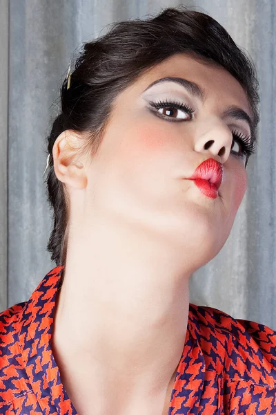 Piękna Młoda Kobieta Czerwonymi Ustami — Zdjęcie stockowe
