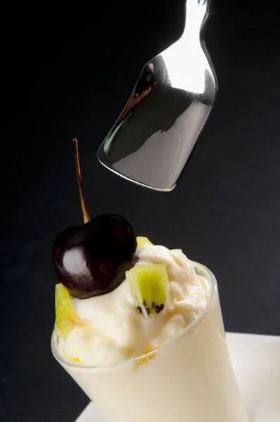 黒を基調とした生卵とミントのアイスクリーム — ストック写真
