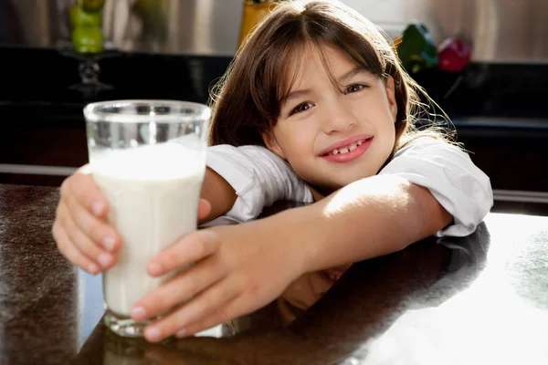 Kleines Mädchen Trinkt Milch Aus Einem Glas Wasser — Stockfoto