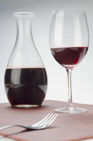 Бокал Красного Вина Бутылка Белого Черного Винограда Светлом Фоне — стоковое фото
