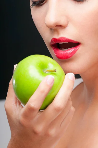Güzel Bir Kadın Ile Yeşil Elma — Stok fotoğraf
