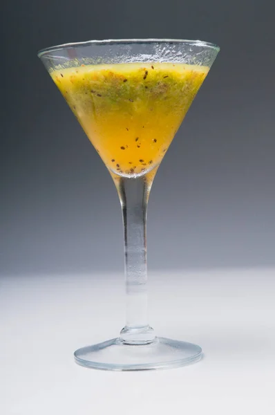 Glas Färsk Mango Juice Vit Bakgrund — Stockfoto