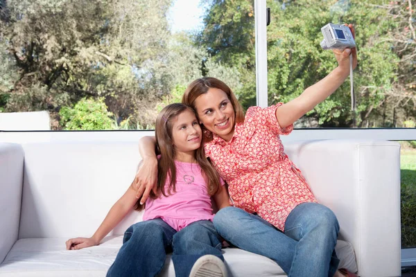 Mãe Filha Tomando Selfie Com Telefone Celular Parque — Fotografia de Stock