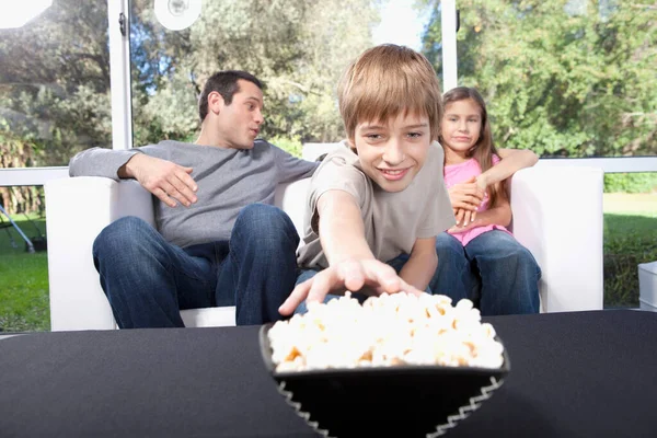 Glückliche Familie Sitzt Auf Dem Sofa Und Schaut Fern — Stockfoto