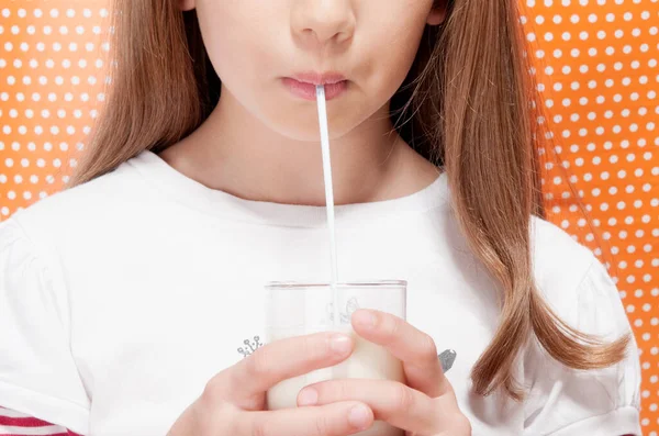 Frau Trinkt Wasser Aus Einem Glas Milch — Stockfoto