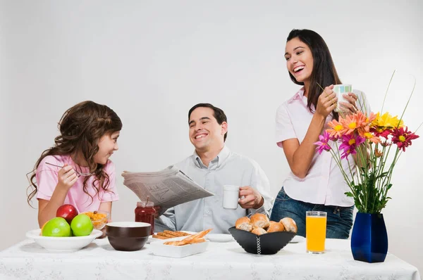 Familia Feliz Con Una Taza Pastel Sobre Fondo Blanco — Foto de Stock