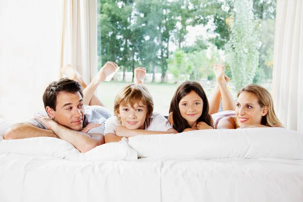Счастливая Семья Детьми Лежащими Кровати Спальне — стоковое фото