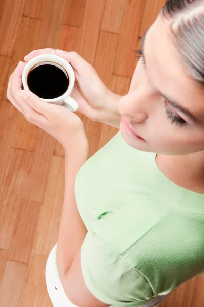 Młoda Kobieta Pijąca Kawę Kuchni — Zdjęcie stockowe