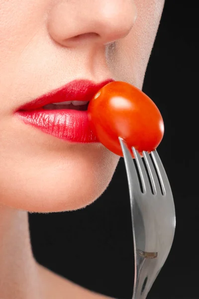 Nahaufnahme Einer Frau Die Rote Tomaten Isst — Stockfoto