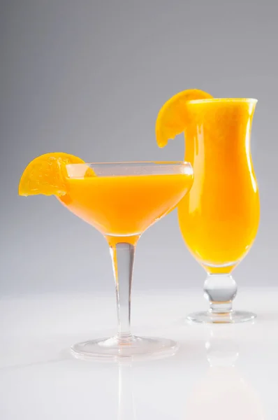 Cocktail Met Citroen Munt Een Witte Achtergrond — Stockfoto