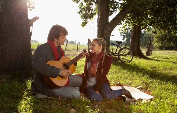 Junges Verliebtes Paar Spielt Gitarre Park — Stockfoto