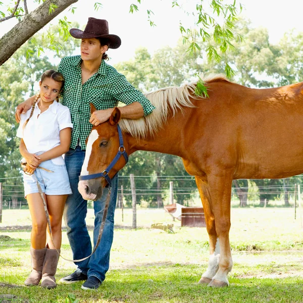 Jong Paar Met Paard Het Park — Stockfoto