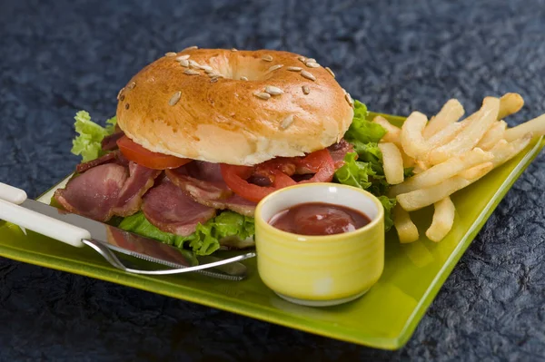Sandwich Mit Huhn Käse Und Salat — Stockfoto