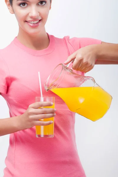 Νεαρή Γυναίκα Ένα Ποτήρι Νερό Και Χυμό Πορτοκάλι — Φωτογραφία Αρχείου
