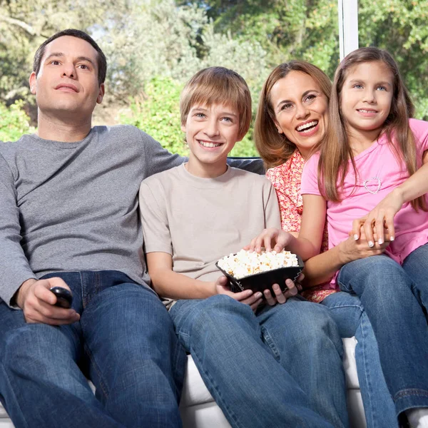 Lycklig Familj Sitter Soffan Och Tittar Kameran — Stockfoto