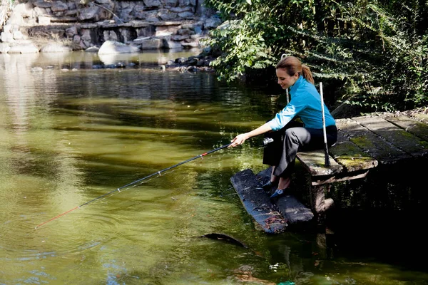 Giovane Pesca Nel Fiume — Foto Stock