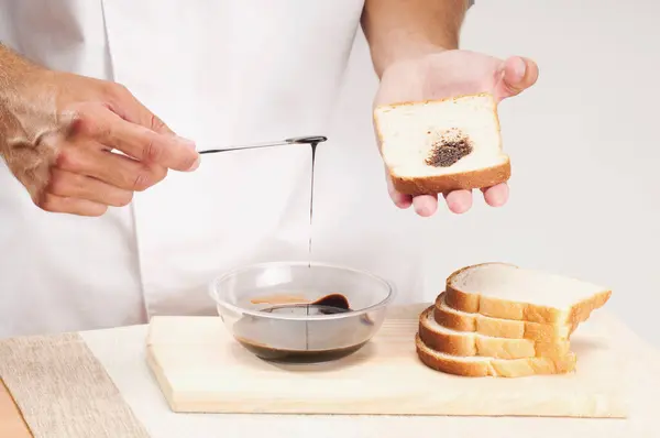 Mann Gießt Frisches Brot Mit Butter Und Käse — Stockfoto