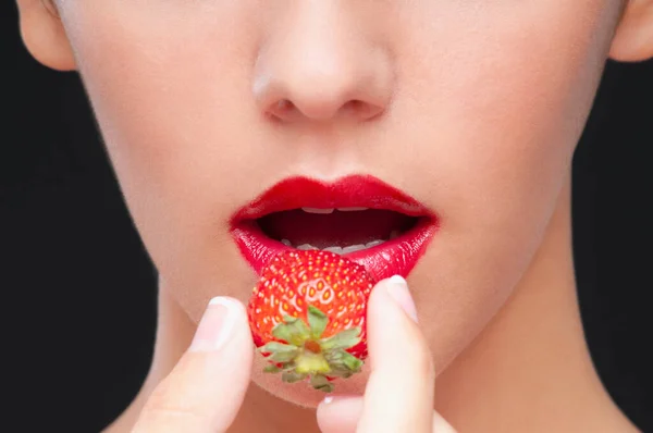 嘴上有红唇和草莓的女人 — 图库照片