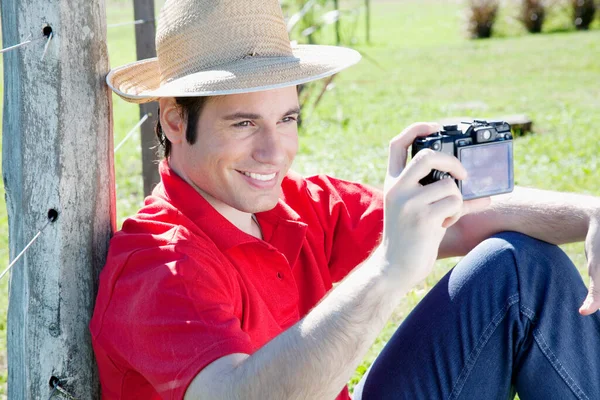 Giovane Uomo Con Una Macchina Fotografica Mano — Foto Stock