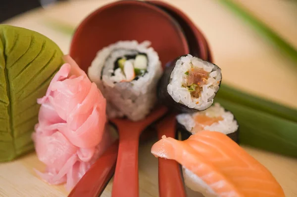 Sushi Roll Łososia Awokado Ogórek Czerwony Kawior Czarne Tło — Zdjęcie stockowe