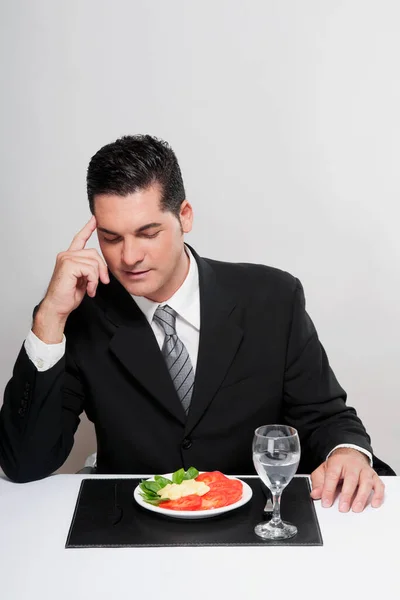 Junger Mann Mit Einer Tasse Kaffee Und Einem Glas Wein — Stockfoto