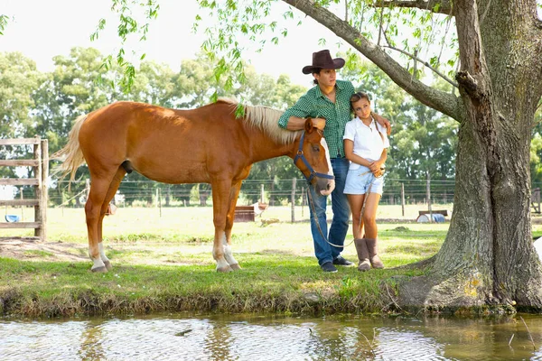 Giovane Donna Con Suo Cavallo Nel Parco — Foto Stock