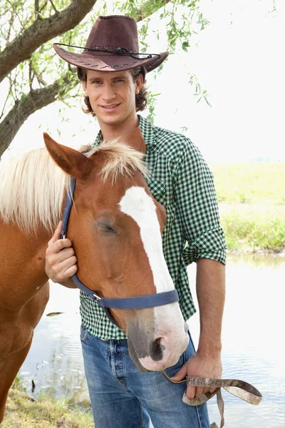 一个年轻人和一匹马的画像 — 图库照片