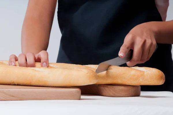 Γυναίκα Χέρια Κρατώντας Ένα Καρβέλι Ψωμί — Φωτογραφία Αρχείου