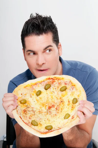 Homem Comendo Pizza Casa — Fotografia de Stock
