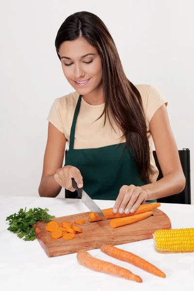 Jovem Mulher Cortando Legumes Mesa Cozinha — Fotografia de Stock