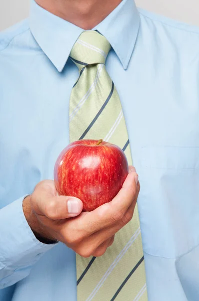 Närbild Affärsman Som Håller Ett Rött Äpple — Stockfoto